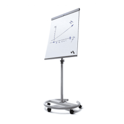 Bilden visar ett Blädderblocksstativ som är också en whiteboard. Stativet är tillverkat i blanklackerad vitt stål och har en övr